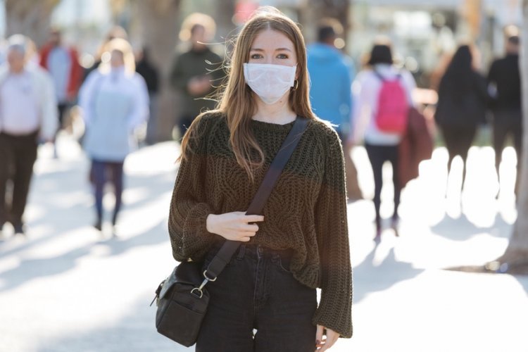 woman_crowd_street_face_mask_outdoor