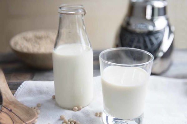 Sữa tươi và sữa đậu nành, uống gì tốt hơn?