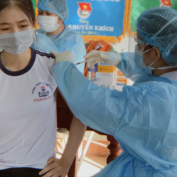 Sinh viên y khoa hỗ trợ y tế tại Điện Bàn: Tiêm vaccine cho 750 học sinh