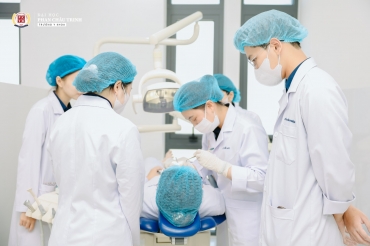 Đằng sau một nụ cười tự tin, ai đang đứng cùng bác sĩ Răng - Hàm - Mặt?