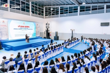 Nearly 400 freshmen donned white coats during the Opening Ceremony for the 2025–2026 academic year
