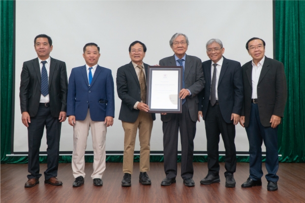 Phan Chau Trinh University awards Honorary Provost