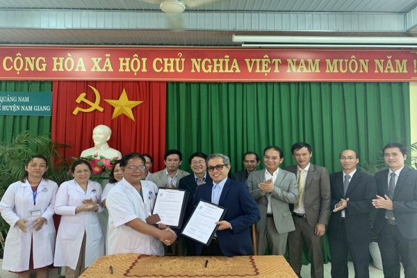 Signed a cooperation agreement with Nam Giang District Medical Center