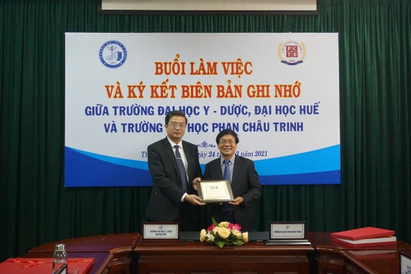 Signing cooperation agreement with Hue University of Medicine and Pharmacy