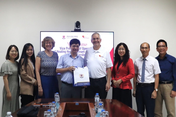 Ông Thomas Forberg - Phó chủ tịch tổ chức Healing Hearts Vietnam đến thăm và làm việc với Viện - Trường Đại học Phan Châu Trinh