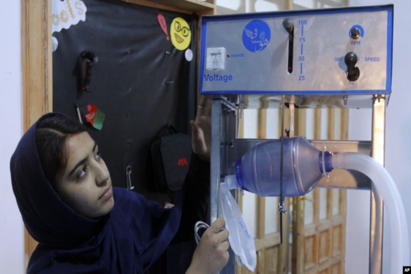 Teenage Engineers in Afghanistan Use Car Parts to Build Ventilators