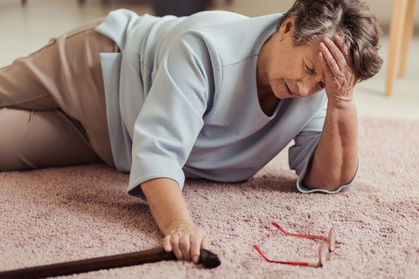 Thực trạng nguy cơ té ngã và một số yếu tố liên quan ở người cao tuổi điều trị nội trú tại hệ thống Viện - Trường Đại học Y khoa Phan Châu Trinh năm 2026