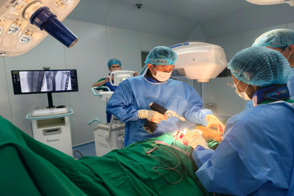 Ứng dụng kỹ thuật MIPO và máy C- arm, phẫu thuật thành công bệnh nhân gãy phức tạp hai xương cẳng chân do tai nạn giao thông