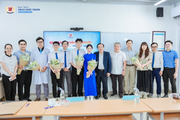 Medical Thesis Defense: 8 Evaluation Committees, Many Students Chose to Defend in English