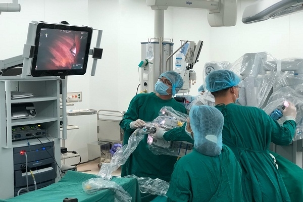 For the first time, Vietnam uses a robot to treat the root of myasthenia gravis