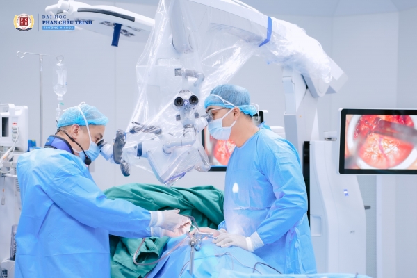 The first hospital in central Vietnam to Invest in the ZEISS KINEVO 900S surgical microscope system