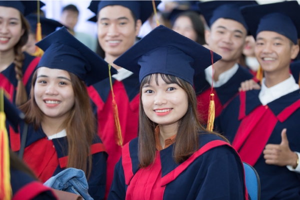 Trao bằng tốt nghiệp đại học cho 171 sinh viên khoá 2014-2018