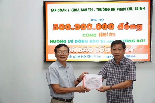 Tập đoàn y khoa Tâm Trí và Trường đại học Y khoa Phan Châu Trinh đã đến tòa soạn báo Tuổi Trẻ ủng hộ 500 triệu đồng cho đồng bào đang chịu cảnh bão lũ.