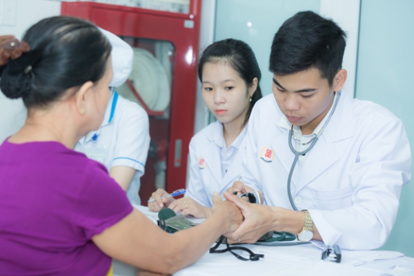 Sinh viên Y Khoa trường Đại Học Phan Châu Trinh trong chương trình từ thiện” Mang lại ánh sáng cho người nghèo” tại bệnh viện Đa Khoa Tâm Trí Đà Nẵng