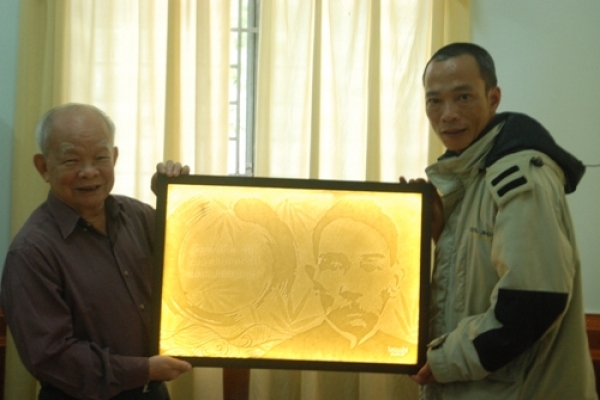 The only Hoi An bamboo garden presented paintings to Phan Chau Trinh University
