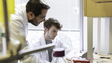 USTIN, Texas - Các nhà nghiên cứu từ Đại học Texas tại Austin và Viện Y tế Quốc gia đã tạo ra một bước đột phá quan trọng đối với việc phát triển vắc-xin cho coronavirus mới năm 2019 bằng cách tạo ra bản đồ tỷ lệ nguyên tử 3D đầu tiên của một phần củ
