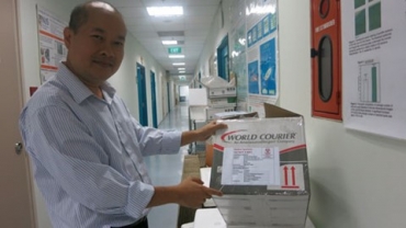 World umbilical cord in Vietnamese hands
