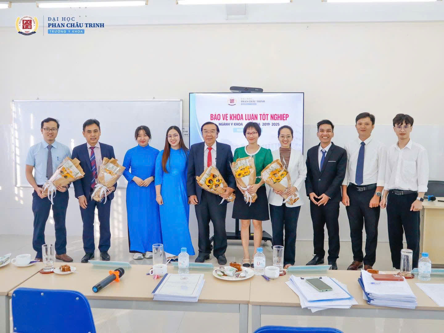 BẢO VỆ KHOÁ LUẬN - LỜI CHÀO KHÉP LẠI MỘT THỜI THANH XUÂN TRÊN HÀNH TRÌNH TRỞ THÀNH NHỮNG BÁC SĨ GIÀU Y ĐỨC